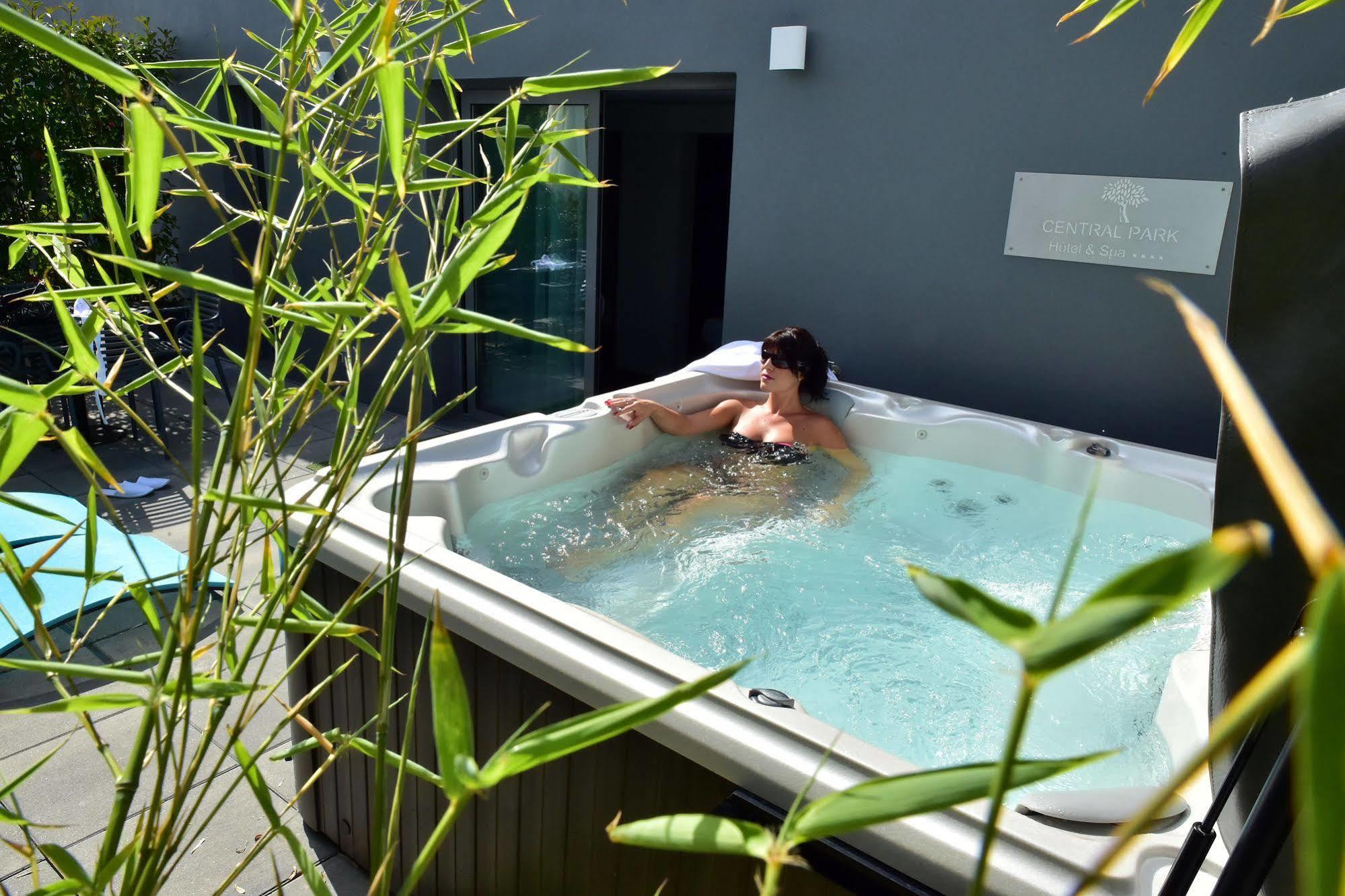 Central Park Hotel & Spa La Rochelle  Bagian luar foto